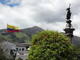 Place de l'Indépendance dans le Vieux Quito & Le drapeau d’Équateur.