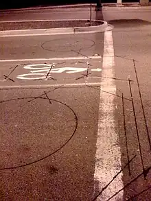 Un exemple de boucle d'induction magnétique installée sur une route pour détecter les voitures.