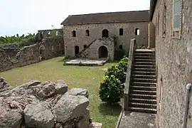 Cour, escalier vers le bâtiment principal.