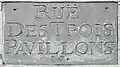 Inscription de la rue des Trois Pavillons.
