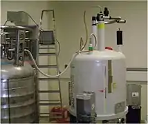 3e&nbsp;jour : purge des vases Dewar avec de l'azote liquide. Les cheminées les plus hautes concernent l'hélium, les plus petites, l'azote.