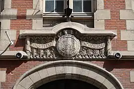 Fronton au-dessus de l'entrée principale de « La catho » au no 21 de la rue d'Assas.