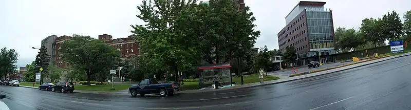 Le pavillon Côte-des-Neiges et le Centre de recherche (pavillon André-Roch-Lecours), aux 4565 et 4545, chemin Queen-Mary