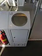 Extincteur et poubelle.