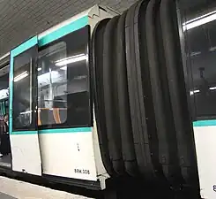 À gauche : une intercirculation à soufflets larges de type Faiveley séparant deux caisses de MF 88.