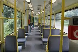 Intérieur d'un PCC 7100 en livrée jaune et bleue.