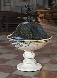 Le centre du transept : Les fonts baptismaux