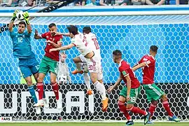 Saïss (numéro 6) couvrant le gardien Munir El Kajoui lors d'une action défensive face à Sardar Azmoun.