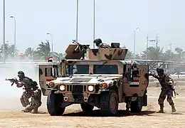 Groupe de combat de la 6e division irakienne avec un HMMWV en août 2006.