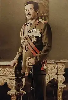 Le président Saddam Hussein en uniforme militaire officiel, avec le grade de maréchal, 1982