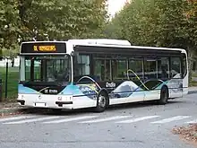 Photographie en couleurs d’un bus.