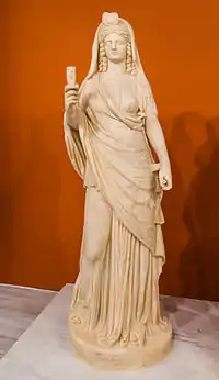 Statue syncrétique d'Isis / Perséphone, statue en marbre, IIe siècle, Musée archéologique d’Héraklion, Grèce.