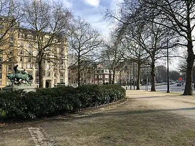 Vue du croisement de l'avenue Émile Duray à gauche, Émile De Mot à droite, boulevard de la Cambre et avenue Franklin Roosevelt en face.