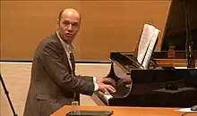 Le pianiste Jérôme Ducros à son piano en concert