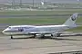 JA8904, le Boeing 747-400 impliqués, ici à l'aéroport international de Tokyo-Haneda en octobre 2006.}}