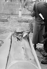 Examen du corps de Jacinta Marto lors de son exhumation en 1935, pour vérifier s'il est incorruptible.