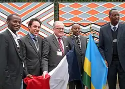 L'ambassadeur Jacques Kabalé inaugurant une fresque Imigongo à Saint-Dié-des-Vosges dans le cadre du 22e Festival international de géographie (octobre 2011)