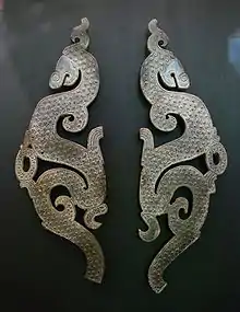 Élément de pendentif huang. Chine du Nord, Han occidentaux, IIe&nbsp;siècle&nbsp;av. J.-C. Jade vert. Musée Guimet.