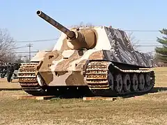 Jagdtiger no 305020 de Fort Lee. À noter les impacts sur le blindage frontal et le mantelet de canon (sur la droite de ce dernier).