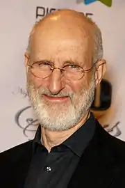 James Cromwell dans le rôle du Dr Arthur Arden, né Hans Gruper