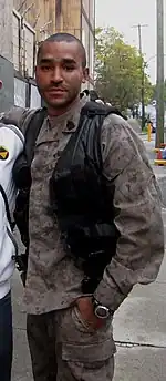 Jamil Walker Smith habillé pour jouer son personnage Ronald Greer pendant une journée de tournage