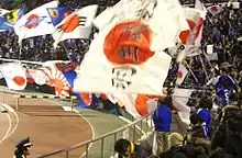Des supporters japonais utilisant un Kyokujitsuki durant un match de football Japon contre Bosnie-Herzégovine en janvier 2008.