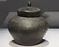 Jarre au lustre noir, imitant l'aspect du laque. Grès, H. 20 cm. Baekje. Ve siècle. Musée national de Gongju