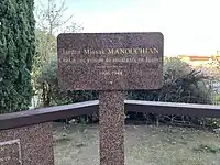 Panneau du jardin Missak Manouchian de Marseille disant « Chef d'un groupe de résistants en France. Fusillé par les nazis. 1906-1944 ».