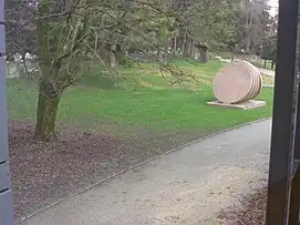 Jardin de sculptures depuis l'intérieur du musée.