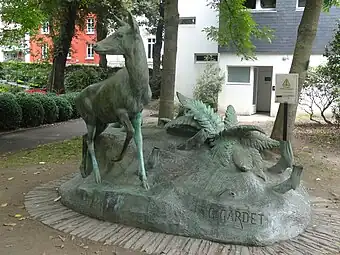 Le « Faon orphelin », état de la statue en 2014, avant sa restauration.