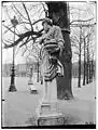 L'hiver, Musée du Louvre . Photographié ici par Eugène Atget dans le Jardin des Tuileries.