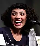 Jasika Nicole dans le rôle de Dr&nbsp;Carly Lever