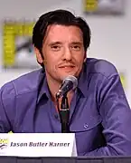 Jason Butler Harner interprète Elijah Bailey (E.B.) Tiller.