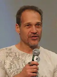 Jay Acovone interprète Vance.