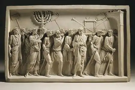 Prisonniers juifs portant la Menorah et les trompettes du temple de Jérusalem (vers 1791), terre cuite, d'après le bas-relief de l'arc de Titus, musée d'art du comté de Los Angeles.