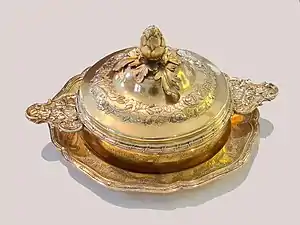 Écuelle couverte avec présentoir (1767).