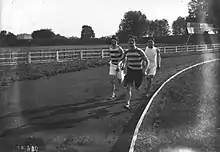 Photographie noir et blanc de trois coureurs de fond.