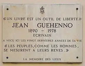 Plaque en hommage à Jean Guéhenno aux nos&nbsp;35-37, qui y a vécu vingt ans.