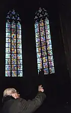 Cathédrale de Nantes, Jean Le Moal devant ses vitraux lors de leur inauguration en 1991).