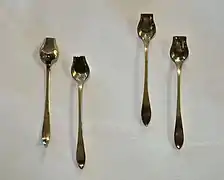 Ensemble de quatre pelles à sel.