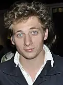Jeremy Allen White dans le rôle de Phillip Gallagher.