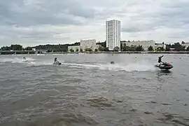 La rivière Allier et deux engins de motonautisme engagés à pleine vitesse