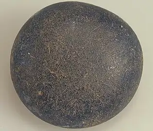 Jeton en verre bleu.