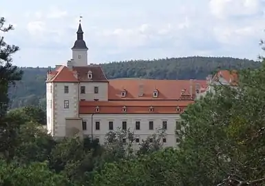 Vue d'ensemble du vieux château.