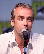 John Hannah interprète Holden Radcliffe&nbsp;(en).