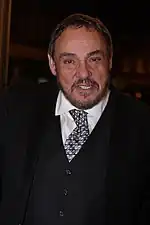 John Rhys-Davies interprète le sénateur Jackson Crenshaw.