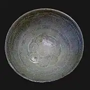 Bol à thé punch'ong à décor de cordes et chrysanthèmes, estampé sous couverte céladon. Période Joseon, XVIe&nbsp;siècle ?