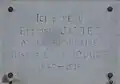 Plaque sur la maison où a vécu Edmond Jantet.