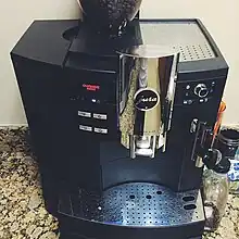 Vue frontale dd’une machine à café automatique de Jura.