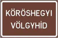 Panneau d'indication "Viadukt Kőröshegy" avec la longueur (en hongrois: Kőröshegyi völgyhíd)
